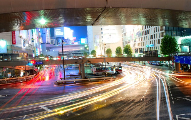 15. Bấm còi: Do diện tích chật hẹp, đường phố ở Nhật thường gặp tình trạng ùn tắc vào giờ cao điểm. Tuy nhiên, người Nhật rất kiên nhẫn và thường không bấm còi ầm ĩ. Họ thường chỉ bấm còi và nhày đèn để ra hiệu khi xe khác chưa bật đèn vào buổi tối.