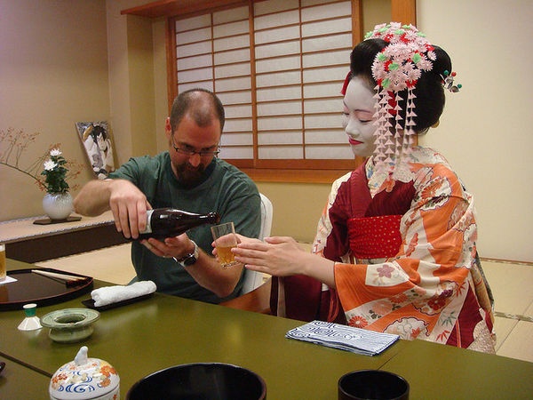 3. Rót rượu:  Khi ăn uống, thay vì tự rót rượu cho mình, bạn hãy rót rượu cho những người xung quanh và người khác sẽ rót lại cho bạn. 