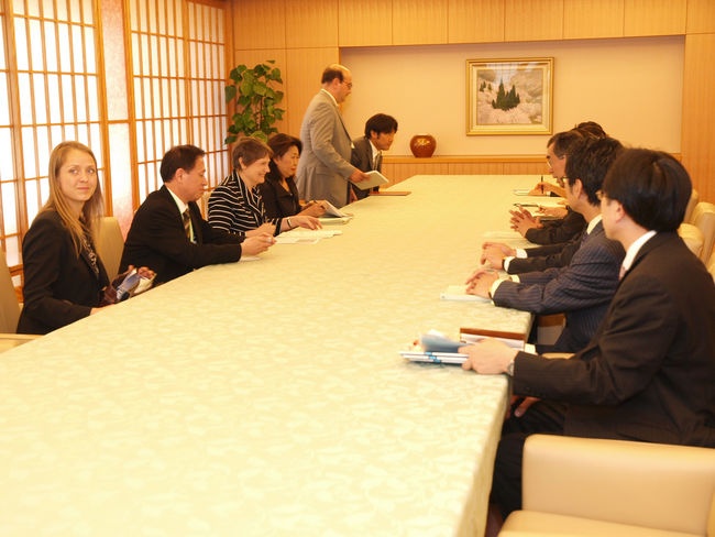 5. Vị trí ngồi: Trong một buổi họp với đối tác, những người thuộc một công ty sẽ ngồi cùng một bên. Đối tác thường ngồi ở vị trí xa cửa vào nhất (chỗ được coi là tốt nhất). Thường khi bạn tới một văn phòng, lễ tân sẽ chỉ dẫn chỗ ngồi cho bạn. Nếu không, hãy nhớ hỏi trước.