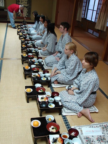 6. Yukata: Trang phục này được coi là đồ ngủ và du khách có thể mặc yukata khi đi lại ở hành lang khách sạn, hoặc trên đường ra suối nước nóng. Tại các nhà nghỉ truyền thống hay khách sạn bình dân, bạn có thể mặc yukata đi ăn sáng hay ăn tối. Tuy nhiên, những khách sạn sang trọng thường yêu cầu du khách không mặc trang phục này khi dùng bữa.