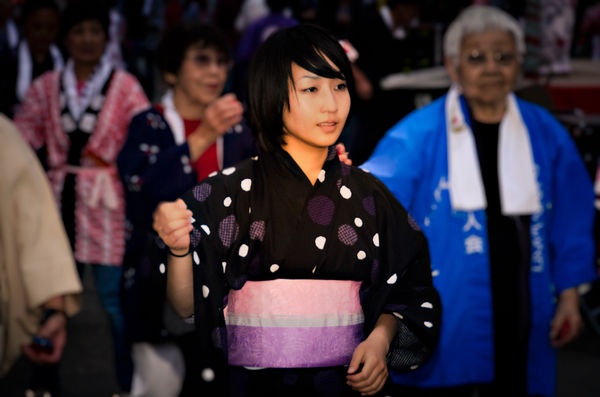 7. Cách mặc Yukata: Bạn cần kéo chặt phần cổ áo, đừng để lỏng vì như thế sẽ bị coi là cẩu thả, luộm thuộm.