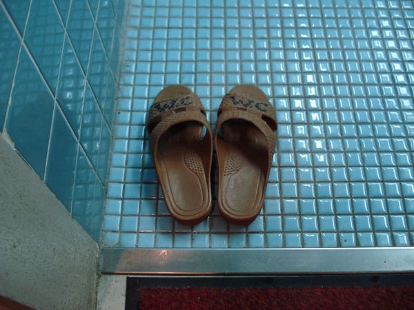 8. Dép đi trong nhà vệ sinh: Các nhà hàng ở Nhật yêu cầu khách cởi bỏ giày trước khi bước lên thảm tatami, trong nhà vệ sinh sẽ có dép riêng để du khách sử dụng. Đừng quên để dép lại khi ra khỏi đó, nếu không bạn sẽ rơi vào một tình huống khó xử và đáng xấu hổ.