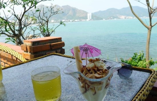 Quán Công viên Hòn Chồng: Điểm cộng lớn nhất của quán cà phê này là không khí thư gian và địa điểm nhìn ra vịnh từ trên cao. Các du khách nước ngoài thích tới đây, gọi một ly cà phê, đọc sách và tận hưởng không gian tĩnh lặng.