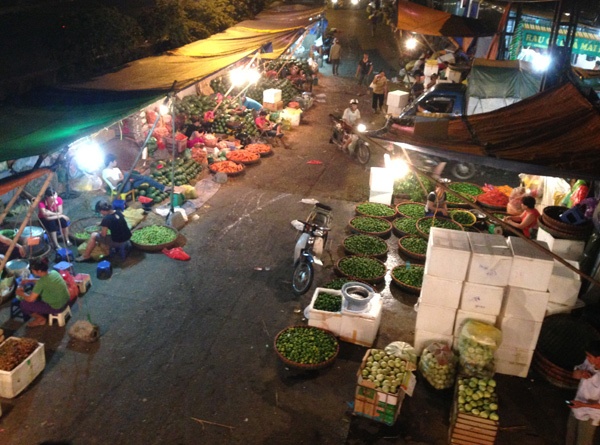 Khách Tây thích thú khi mua bán tại chợ Long Biên