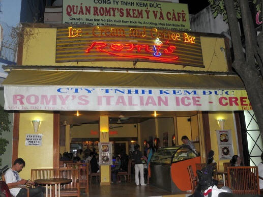 Romy’s Ice Cream and Coffee Bar: Ngoài những loại kem hoa quả ngon tuyệt, quán còn có sinh tố và cà phê đá được nhiều người yêu thích. Đây là quán được nhiều du khách chọn làm nơi dừng chân trên đường Biệt Thự và đánh giá tốt trên trang TripAdvisor.