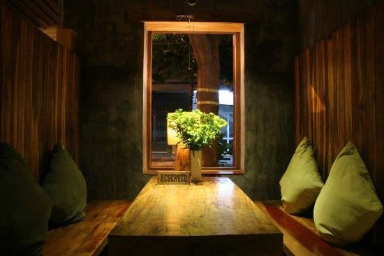 An Cafe: Bề ngoài khá khiêm tốn và bình dị nhưng bên trong quán cà phê nằm trên đường Lê Đại Hành này được trang trí ấn tượng theo phong cách cổ điển. Du khách có thể thưởng thức cà phê pha phin và đắm mình trong không gian bình yên, tĩnh lặng.