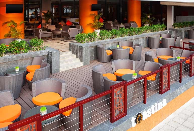 Toastina: Nằm trong khuôn viên Sheraton, không có gì khó hiểu khi quán cà phê này có thiết kế sang trọng, hiện đại. Đây là nơi các du khách nước ngoài tìm đến để thưởng thức một ly cà phê ngon và thư giãn.