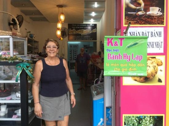 Quán bánh K&T: Với những món bánh Hy Lạp ngon lành, đây là nơi được nhiều du khách nước ngoài tìm đến. Thưởng thức một lát bánh cùng tách trà là một khởi đầu ngày mới hoàn hảo khi bạn tới đường Nguyễn Thị Minh Khai ở Nha Trang.