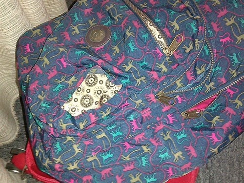 Chiếc túi của chị Lan Anh bị rạch một đường sắc lẹm.