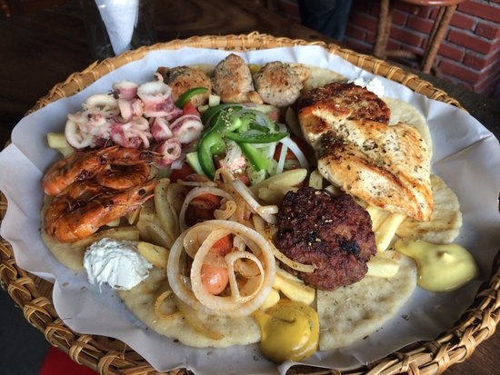 Nhà hàng Pita GR (đường Hùng Vương): Một nhà hàng phục vụ món ăn Hy Lạp khác được nhiều người nước ngoài yêu thích khi đến Nha Trang là Gita PR. Tài khoản DaveKimAus trên TripAdvisor hào hứng bày tỏ: “Chúng tôi tới cùng vài người bạn và gọi một số món ăn chung. Đồ ăn thật sự tuyệt vời! Nhân viên thân thiện và chu đáo. Thiết kế độc đáo, không gian ấm cúng. Nhất định chúng tôi sẽ trở lại đây. Bạn rất nên thử đến nhà hàng này”.