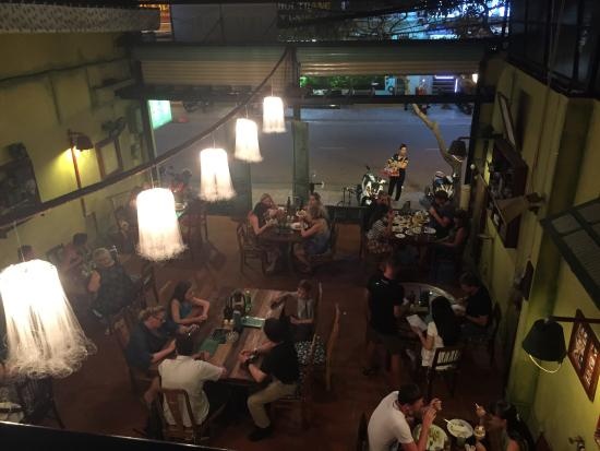 Nhà hàng Mix (đường Hùng Vương): Các du khách quốc tế đánh giá cao Mix bởi món ăn đúng chất Hy Lạp và phong cách phục vụ chuyên nghiệp. Tài khoản Dylan P. cho biết: “Không ngờ ở Việt Nam lại có đồ ăn đúng kiểu Hy Lạp (chủ quán là người Hy Lạp). Các món ăn đều rất ngon và dịch vụ không thể tuyệt hơn. Giá cả dễ chịu và suất ăn khá lớn”.