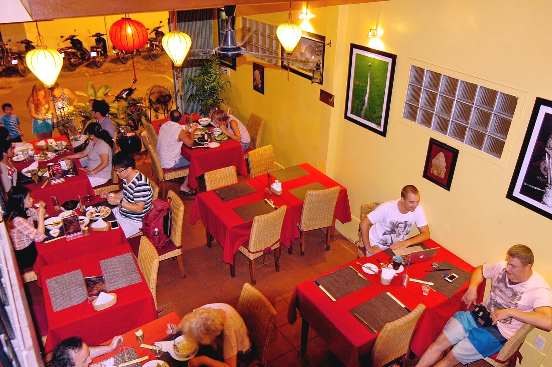 Nhà hàng Yến (đường Trần Quang Khải): Với các món ăn Việt Nam phong phú, giá cả phải chăng,  nhà hàng này nhận được nhiều lời khen từ các du khách quốc tế. Tài khoản Pololefou nhận xét: “Đồ ăn ở đây rất ngon, nhân viên thân thiện, nhà hàng nằm ở con phố yên tĩnh. Giá cả không quá cao và đồ tráng miệng kiểu châu Âu khá ngon. Bạn nên tới đây nếu muốn có một bữa tối lãng mạn”.