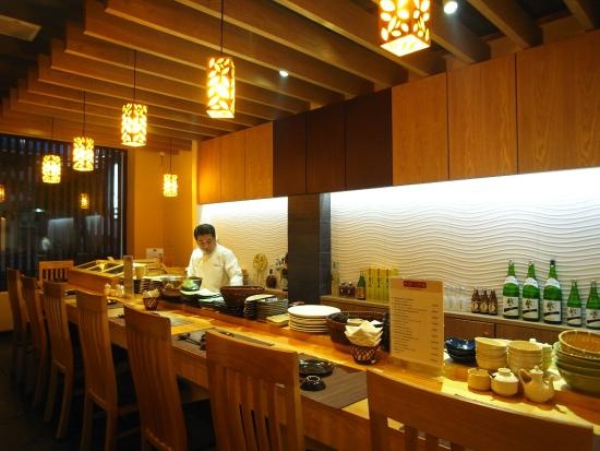 Nhà hàng Kiwami (đường Bạch Đằng): Đây là một lựa chọn thú vị khi tới Nha Trang. Các đầu bếp người Nhật đã đem lại cho du khách những món ăn tuyệt hảo. Tài khoản Steve B nhận xét: “Đồ ăn chuẩn Nhật. Bạn có thể xem các đầu bếp làm từng món ăn. Giá cả không rẻ nhưng xứng đáng với chất lượng”.