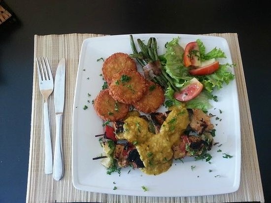 Nhà hàng La Casserole (đường Biệt Thự): La Casserole phục vụ các món ăn theo phong cách Thụy Sĩ và đều được các du khách đánh giá tốt. Tài khoản Beat J nhận xét: “Sau nhiều ngày du lịch ở Đông Nam Á, tôi nhớ các món ăn quê nhà. Đồ ăn ở đây thật tuyệt và đúng chất Thụy Sĩ, giá cả khá dễ chịu. Hugo (chủ quán) và các nhân viên chào đón và trò chuyện với tôi. Họ còn mang cho tôi một ly Kafi Luz. Bạn nên đến nơi này”.