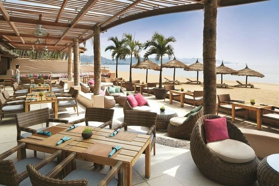 Sailing Club Nha Trang (đường Trần Phú): Với vị trí nhìn ra biển và thiết kế trang nhã, nhà hàng này là một lựa chọn cao cấp hơn cho các du khách. Ngoài ra, nhà hàng còn có bãi biển riêng để du khách bơi lội, tắm nắng và thưởng thức các loại cocktail. Tài khoản Erin Dock đánh giá: “Đây là một nơi tuyệt vời để thư giãn và ngắm nhìn khung cảnh đẹp đẽ xung quanh. Đồ ăn thật sự rất ngon, tất nhiên với giá không rẻ do địa điểm của nhà hàng”.