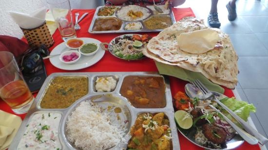 Nhà hàng Ganesh (Nguyễn Thiện Thuật): Nhà hàng chay Ấn Độ này nhận nhiều lời khen ngợi về chất lượng đồ ăn. Tài khoản TravelWithKatie nhận xét: “Đồ ăn chính gốc Ấn Độ ở Việt Nam, với nhiều món đặc trưng của cả miền Nam và miền Bắc. Những món chúng tôi đã gọi rất ngon. Giá hơi cao so với mặt bằng chung ở Nha Trang, nhưng cũng đáng”.