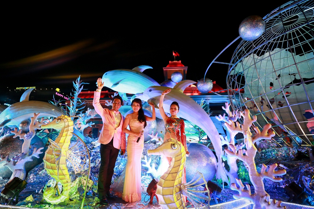 Các nghệ sĩ vẫy chào khán giả đang xem Festival biển Nha Trang 2015 với chủ đề: “Hòa bình và sáng tạo” đã khép lại sau bốn ngày diễn ra (từ 11 đến 14-7)