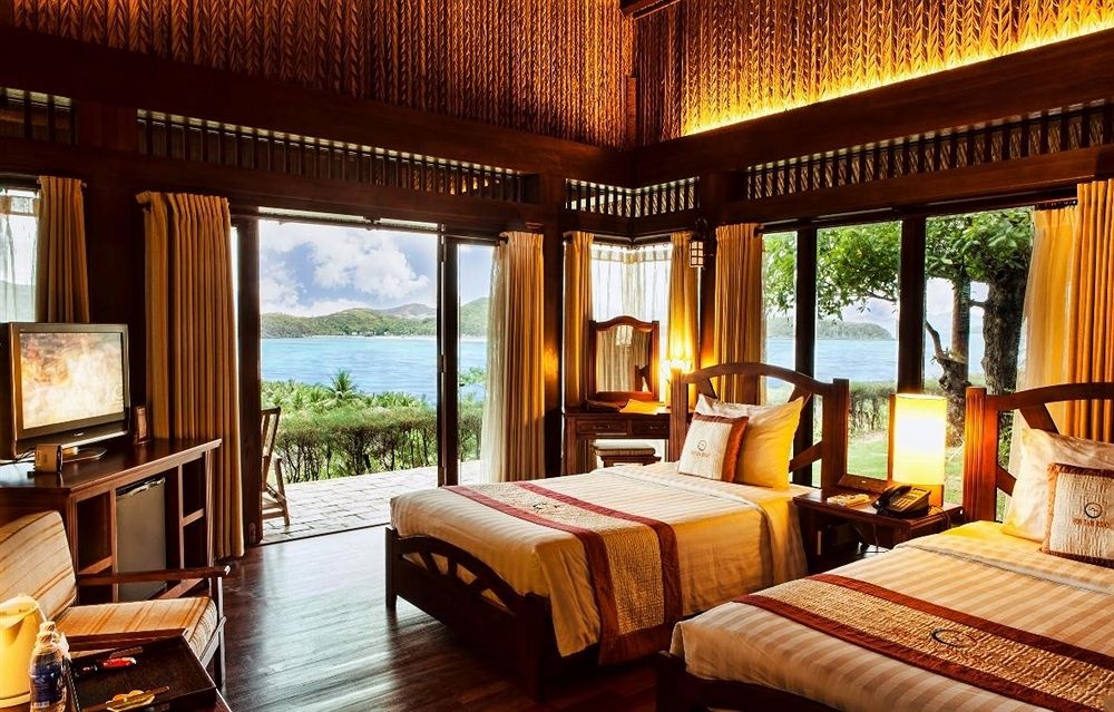 Hồ bơi rộng cùng các tòa biệt thự nhìn ra biển hoặc nằm giữa vườn cây xanh tươi là nơi thư giãn, nghỉ dưỡng lý tưởng cho du khách.