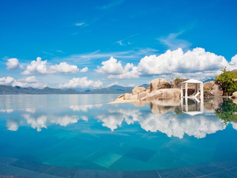 Nằm trên khuôn viên rộng rãi, các biệt thự hướng biển của An Lam Ninh Van Bay được trang bị đầy đủ tiện nghi, với phục vụ riêng luôn sẵn sàng 24/7.