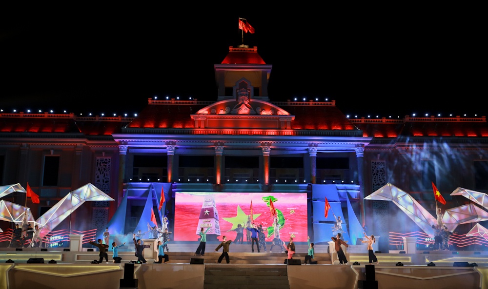 Các tiết mục trong đêm bế mạc Festival biển tập trung ca ngợi vẻ đẹp của biển đảo Khánh Hòa, về lịch sử oai hùng gìn giữ chủ quyền biển đảo quê hương