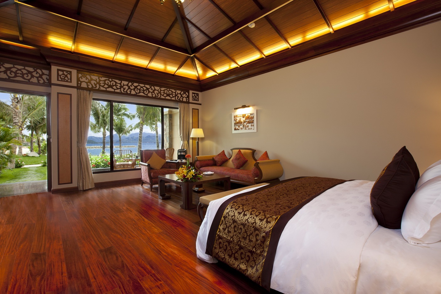 Với 84 biệt thự cạnh biển, các nhà hàng sang trọng cùng nhiều tiện ích vui chơi, giải trí, đây là địa điểm nghỉ dưỡng hoàn hảo cho những ai thích đắm mình trong xa hoa và sự riêng tư.