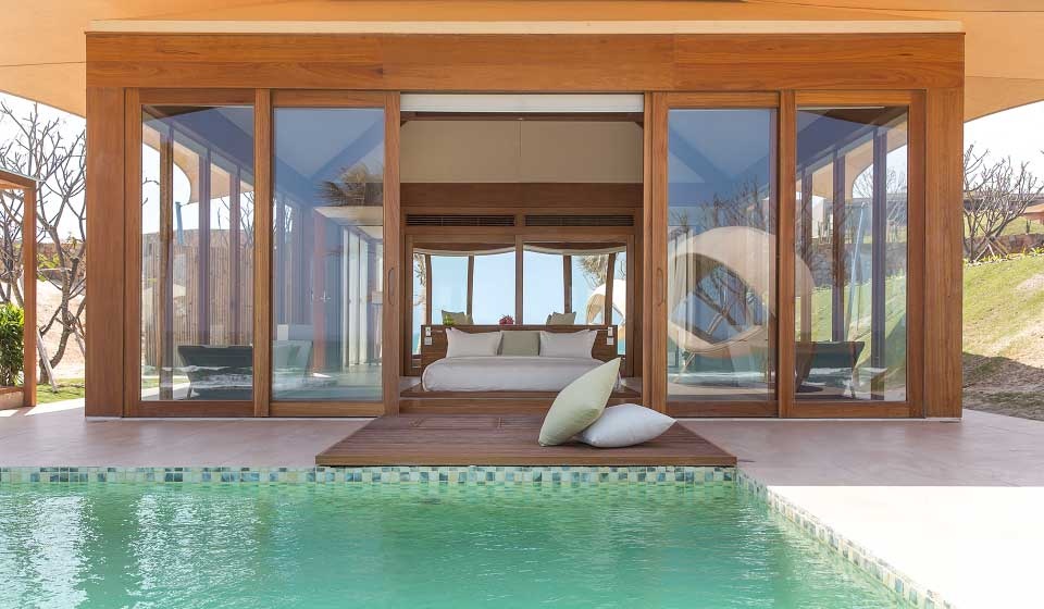 Fusion Nha Trang: Nằm trên cồn cát cao, 74 phòng hạng sang và biệt thự của Fusion đều được thiết kế để nhìn ra biển, với trang thiết bị hiện đại, tiện nghi. 