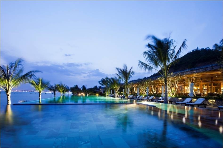Amiana: Nơi đây vinh dự được nhận giải thưởng uy tín World Luxury Hotel Awards 2014 ở hạng mục “Khu nghỉ dưỡng trăng mật hàng đầu thế giới”. Nằm cách trung tâm thành phố Nha Trang không xa, Amiana tọa lạc ở vùng biển trong xanh với bãi cát trắng tinh khôi. 