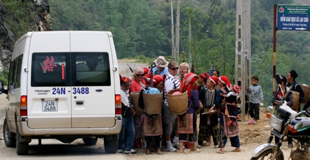 Ảnh: Du khách nước ngoài bị người bán hàng rong đeo bám từ khi bước chân xuống khỏi ôtô.