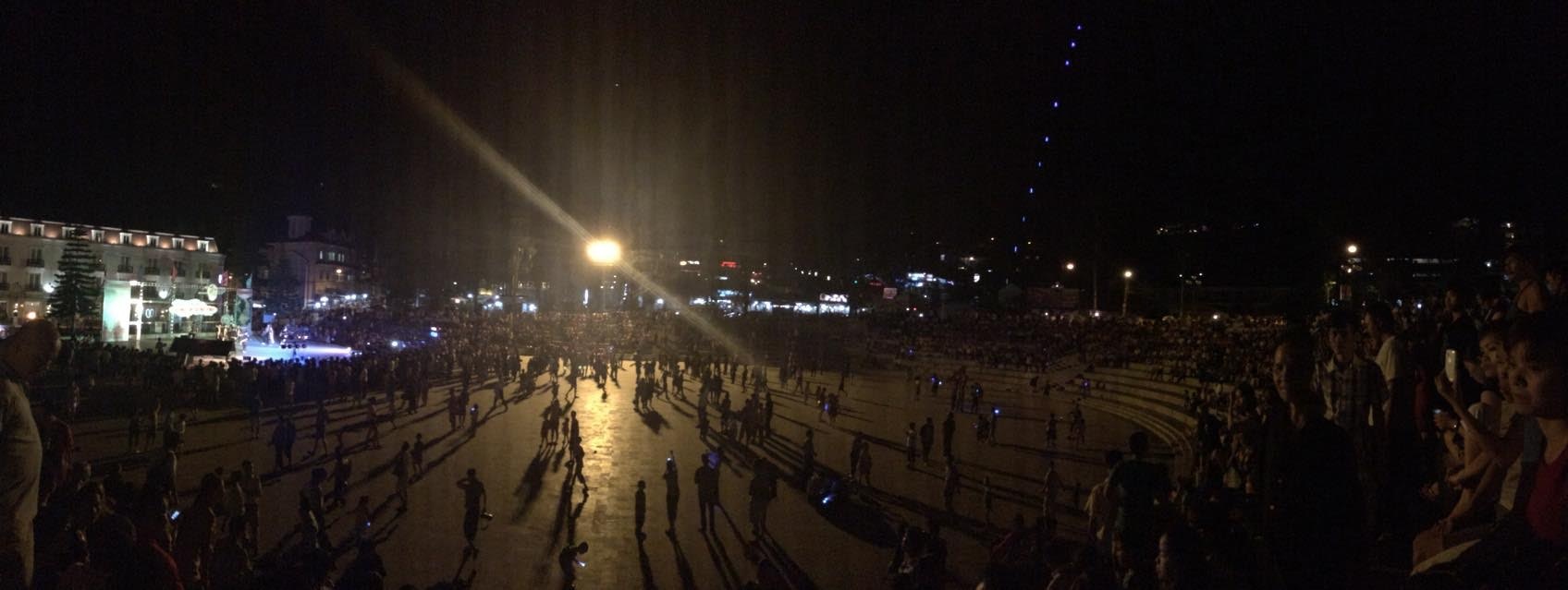 Buổi tối du khách tập trung rất đông ở khu vực nhà thờ, khiến nhiều vụ trộm cắp xảy ra. Ảnh: Minh Thanh.