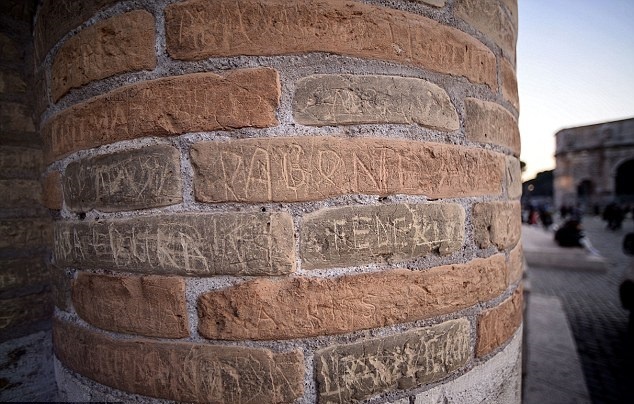 Mot du khach bi bat vi khac ten o dau truong La Ma hinh anh