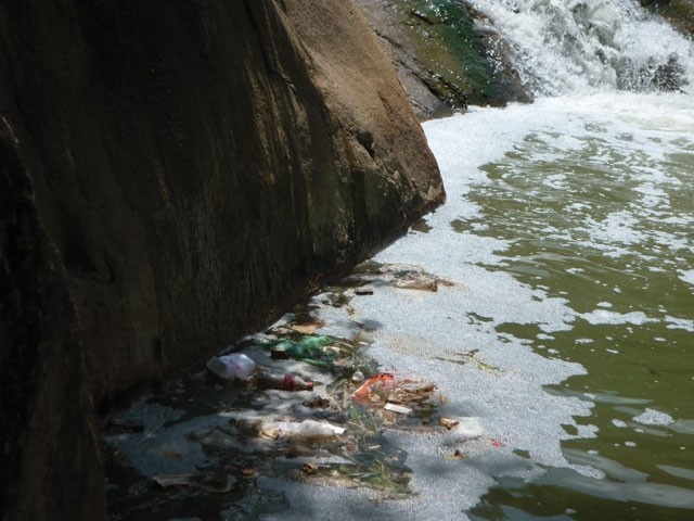 Nước và rác sủi bọt, bốc mùi ở thác Cam Ly. Ảnh: Phunuonline.