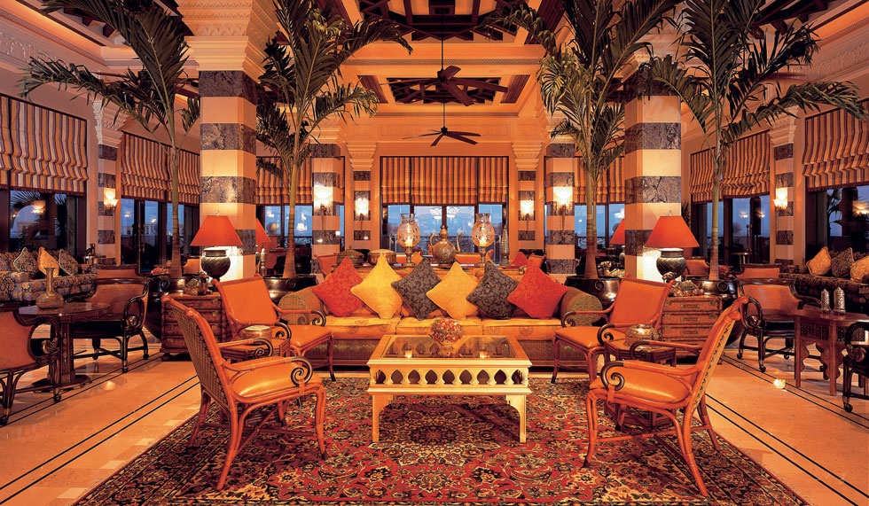 292 phòng nghỉ được trang trí theo kiểu Ả Rập cổ với hiên riêng, nhiều phòng nhìn ra biển. Du khách có thể sử dụng các dịch vụ của khu nghỉ dưỡng như hồ bơi, các môn thể thao dưới nước, spa, hộp đêm và công viên nước.