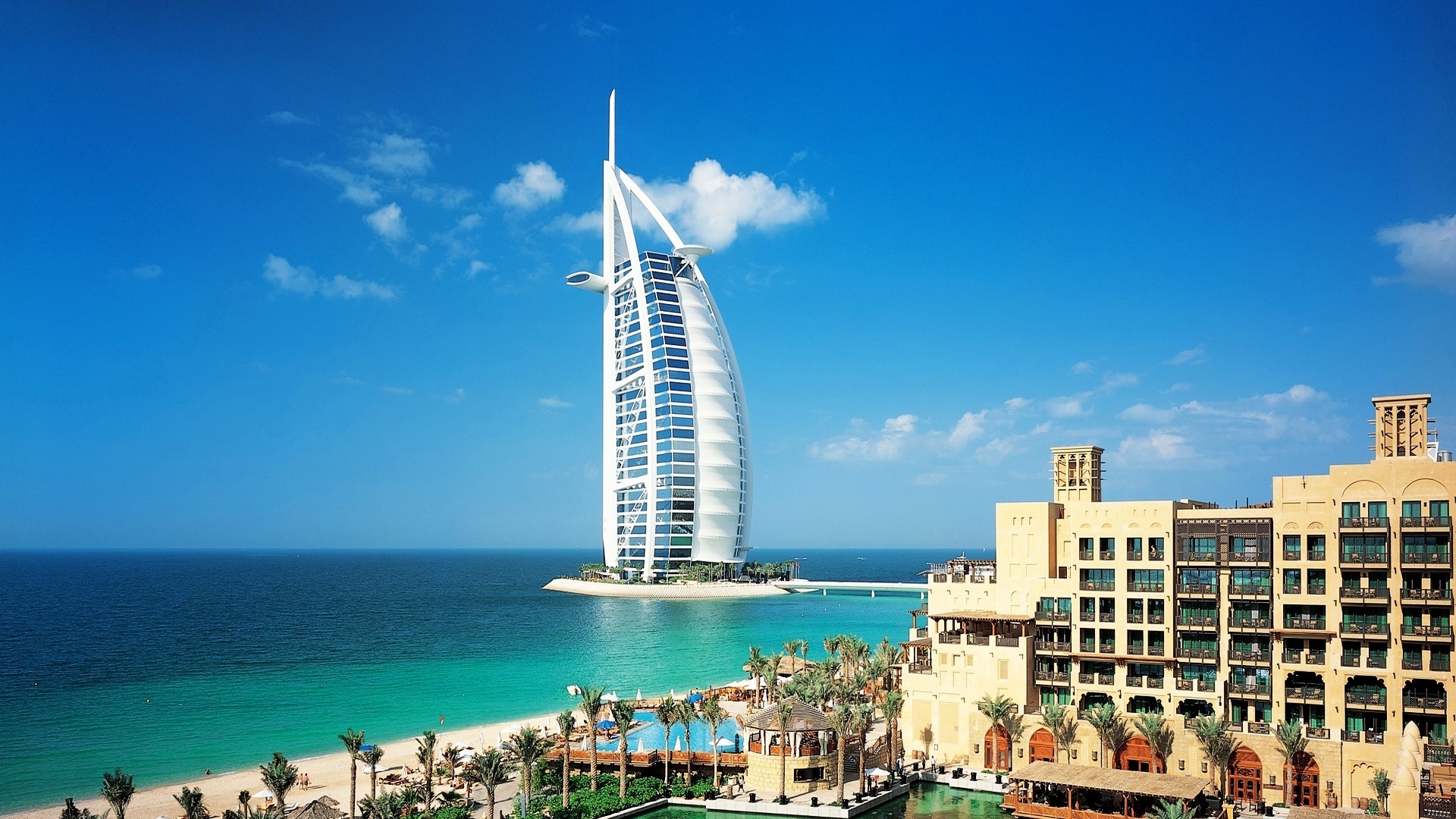 Burj Al Arab: Khu nghỉ dưỡng và khách sạn Burj Al Arab được coi là một trong những biểu tượng của Dubai với thiết kế đặc biệt có dạng như cánh buồm và chiều cao lên tới hơn 300 m. Trong ánh hoàng hôn, khách sạn này như bừng sáng. Nội thất bên trong xa hoa, lộng lẫy, với những khu phòng 2 tầng được trang bị đầy đủ tiện nghi. Ảnh: Traveltats.