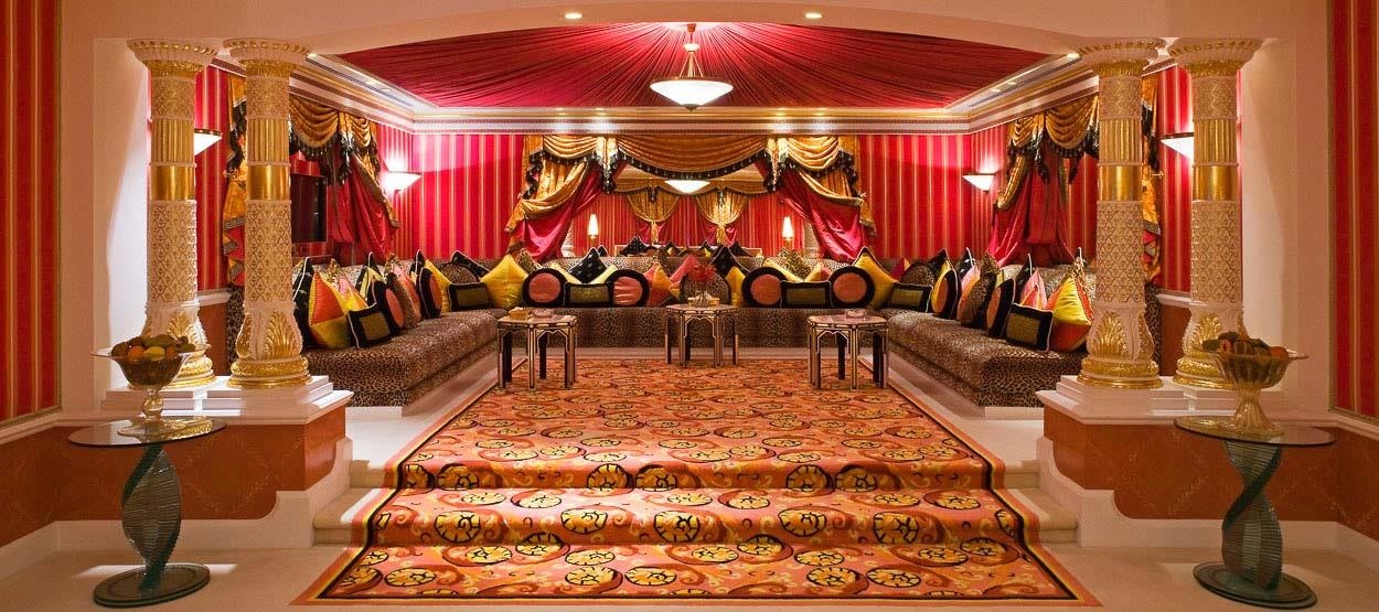 Phòng Hoàng Gia có 4 giường khổng lồ, với cầu thang được làm từ cẩm thạch và vàng ròng. Mỗi tầng đều có bàn tiếp tân riêng và một đội phục vụ đáp ứng mọi yêu cầu của du khách. Những người đặt phòng tại đây có thể đăng ký tour tham quan Dubai bằng Rolls Royce, thưởng thức những món ăn thượng hạng được nhập từ khắp nơi trên thế giới ở nhà hàng Mahara nằm trong khuôn viên  Burj Al Arab. Ảnh: Jumeirah.