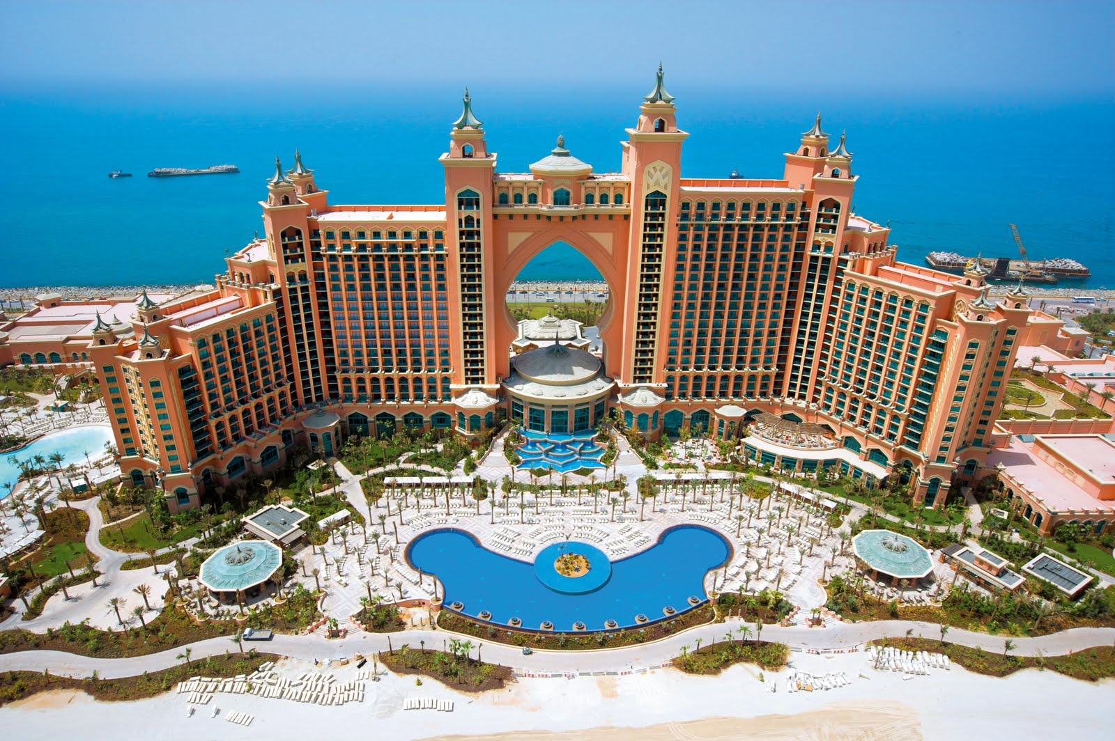 Atlantis: Khu nghỉ dưỡng 5 sao nằm ở trung tâm đảo Palm nhân tạo của Dubai khiến du khách choáng ngợp bởi quy mô và độ sang trọng. Với hơn 1.500 phòng, trong đó có những phòng cao cấp thuộc hàng sang trọng nhất thế giới, 18 nhà hàng, 2 bể bơi khổng lồ, spa, phòng tập, công viên nước và bể thủy sinh có tới 65.000 động vật biển, Atlantis đáp ứng mọi nhu cầu của du khách đến với Dubai.