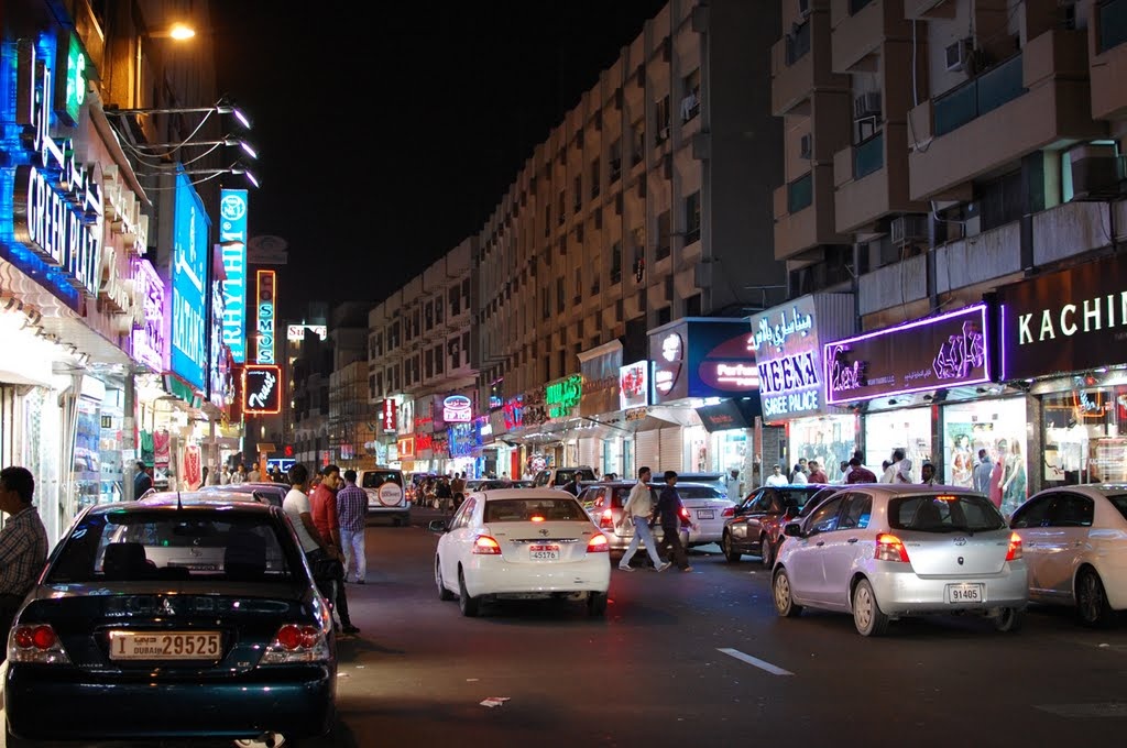 An toàn: Tất nhiên không phải ở Dubai không có tội phạm, nhưng bạn có thể đi gần như bất cứ đâu trong thành phố vào lúc 3h sáng mà không sợ bị tấn công hay quấy rối, dù là nam giới hay phụ nữ. Bạn có thể để cửa phòng mở, bỏ quên laptop trên ghế ở quán cà phê mà không sợ mất. Điều này một phần là do chính sách nghiêm khắc của Các Tiểu vương quốc Ả Rập Thống nhất (UAE) với tội phạm, cũng như việc phần lớn các cư dân ở Dubai là những người tới làm việc nghiêm túc, họ không muốn gây ra bất cứ rắc rối nào có thể khiến mình bị trục xuất. Ảnh: Panoramio.