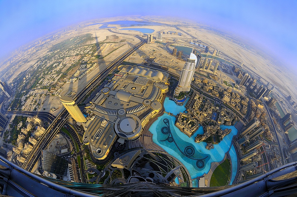 Ngắm Dubai từ trên cao ở tháp Burj Khalifa: Du khách sẽ được lên đài quan sát ở tầng 124 của tòa tháp cao nhất thế giới này (164 tầng, 828 m), phóng tầm mắt nhìn xuống toàn cảnh thành phố Dubai và trải nghiệm cảm giác như đang lạc vào thế giới tương lai. Ảnh: Jokin Sukuntza.