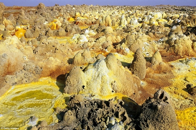 Miệng núi lửa Dallol hình thành từ trận phun trào năm 1926 với các suối nước mặn nóng.