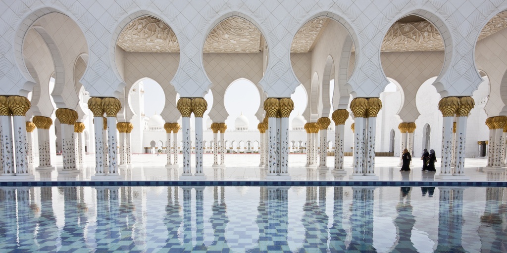 Tới Abu Dhabi chiêm ngưỡng thánh đường Sheikh Zayed: Sheikh Zayed được mệnh danh là “viên kim cương trên vương miện của Các Tiểu vương quốc Ả Rập thống nhất”. Những tháp canh màu trắng cao gần 107 m nổi bật trên nền trời Abu Dhabi và là một điểm tham quan không thể bỏ qua cho các du khách. Ảnh: Southside Images.