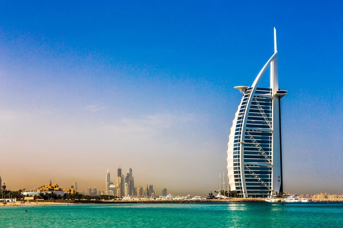 Tham quan Burj al-Arab: Khách sạn có hình cánh buồm này là một trong những biểu tượng của Dubai và là khách sạn 7 sao duy nhất trên thế giới. Nơi này nổi tiếng với những căn phòng xa hoa, sang trọng nhìn ra biển, được nhiều triệu phú và người nổi tiếng trên khắp thế giới chọn làm nơi nghỉ chân khi tới Dubai. Ảnh: Tourist-destinations.