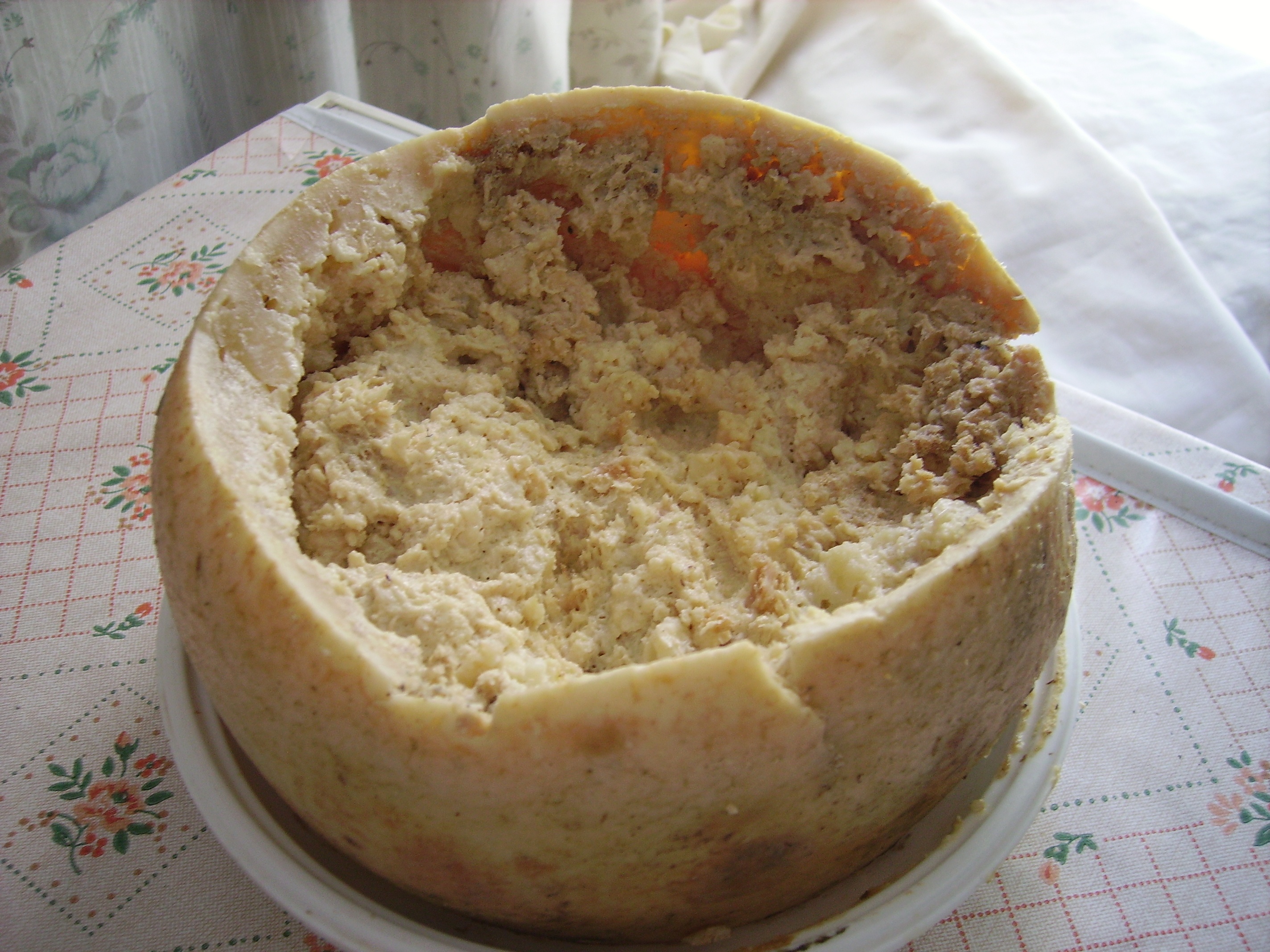 Phô mai Casu Marzu (Italy): Món ăn truyền thống của người dân đảo Sardinia này còn được gọi là “phô mai giòi” và có thể khiến nhiều du khách phát hoảng khi nhìn thấy lần đầu. Phô mai làm từ sữa dê được cắt một lỗ và để ra ngoài trời để ruồi đẻ trứng vào trong. Trứng ruồi nở thành giòi, ăn phô mai và thải ra chất béo, protein, đường. Phô mai được ăn khi những con giòi còn sống. Tuy nhiên, nhìn miếng phô mai đầy những ấu trùng lúc nhúc này, hiếm du khách có đủ can đảm để thưởng thức. 