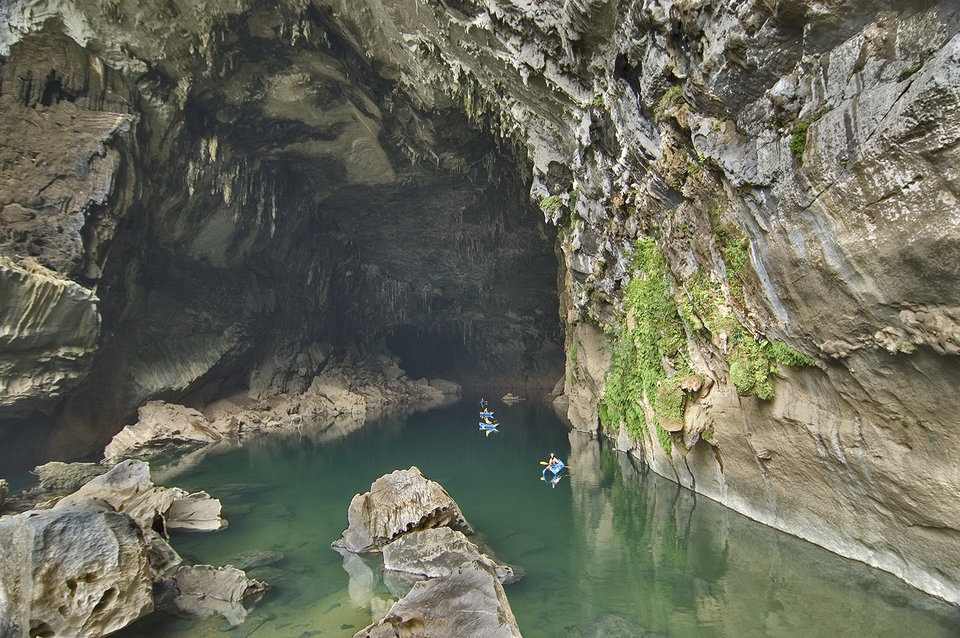 Từ miệng sông - một hố sụt đã trở thành rừng cây, du khách sẽ đi qua đoạn sông ngầm dài 7km, xuyên qua phần hang cao tới 120 m và rộng tới 200 m. 