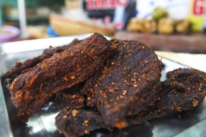 Thịt trâu gác bếp Sơn La: Món ăn kỳ công và có giá không hề rẻ này là quà quý của Sơn La và vùng núi phía Bắc. Vị bùi ngậy, ám khói và cay của thịt trâu khiến du khách ăn một lần khó có thể quên. Ảnh: Nguyễn Khánh.