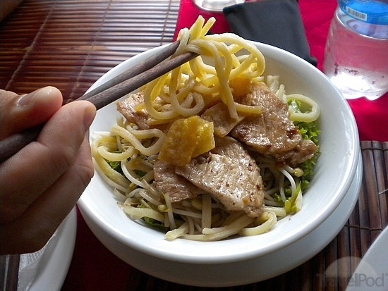 Cao lầu Hội An: Món ăn chịu ảnh hưởng từ ẩm thực Trung Hoa này gây ấn tượng cho nhiều du khách trong và ngoài nước, với sợi mì dai, thịt heo đậm đà, rau sống thơm ngon, những miếng bánh giòn tan. Ảnh; Tripadvisor.