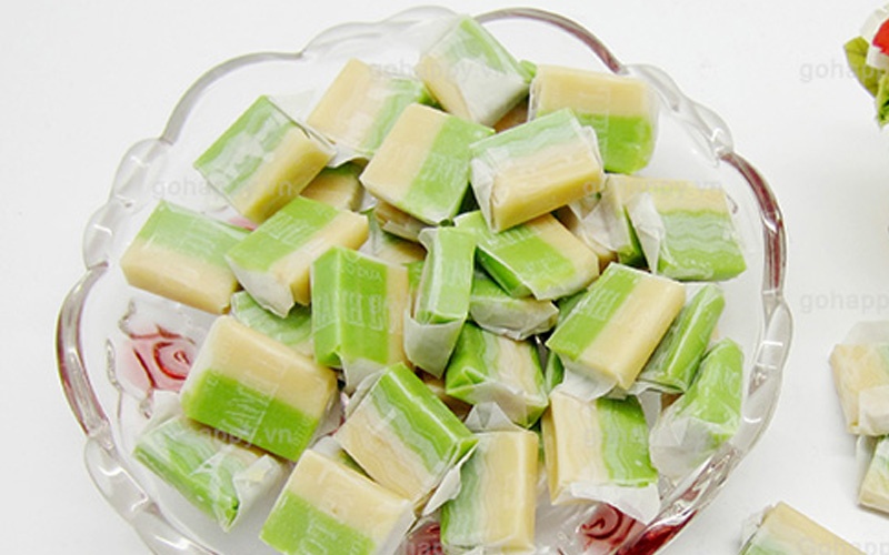 Kẹo dừa Bến Tre: Loại kẹo ngọt ngào này đã nổi tiếng từ lâu và trở nên phổ biến trên khắp Việt Nam, là món quà không ai có thể bỏ qua khi đến miền đất xinh đẹp này.