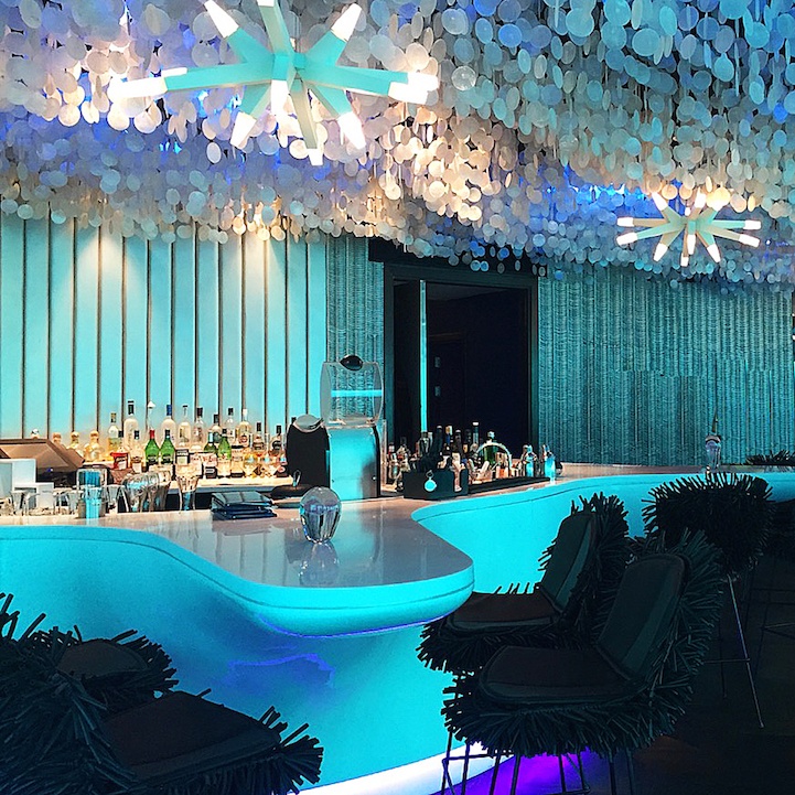 Nhà hàng có thiết kế độc đạo với chủ đề về biển, với quầy bar như một vỏ trai khổng lồ, các ghế ngồi được tạo hình như cỏ chân ngỗng, trần nhà được trang trí lộng lẫy. Ảnh: Mymodernmet.