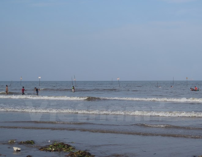 Dù đã đóng cọc, giăng dây cảnh báo nguy hiểm, nhưng nguy cơ đuối nước vẫn tiềm ẩn tại khu du lịch Cồn Vành.