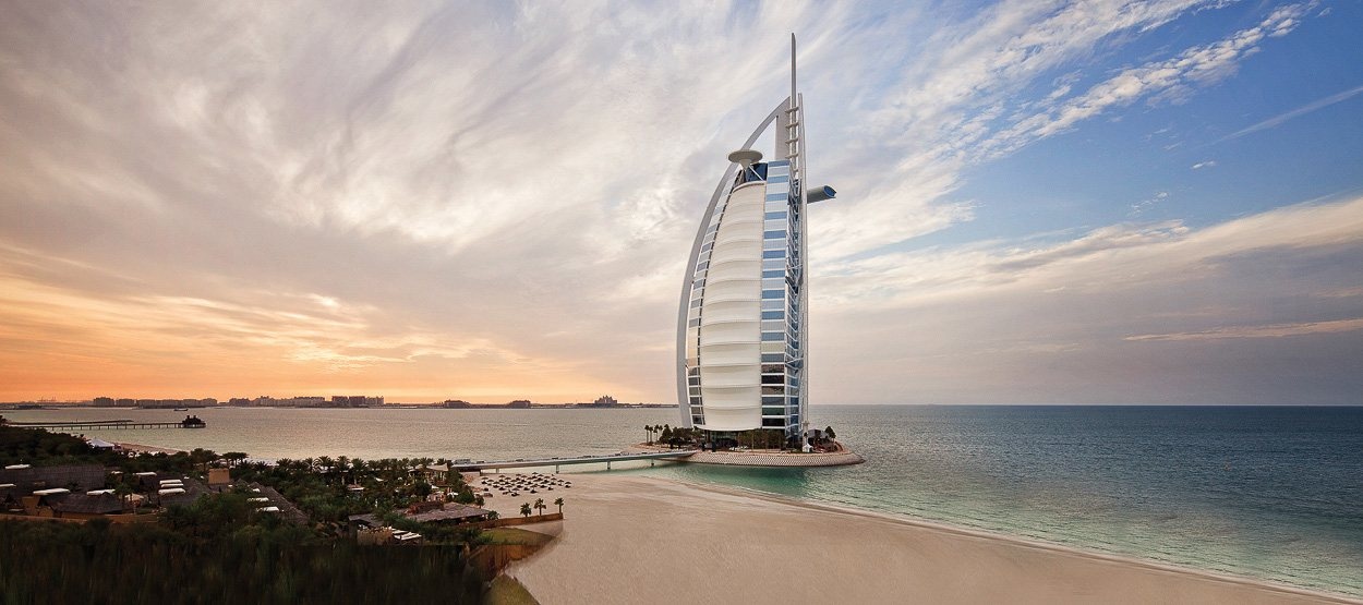 Khách sạn Burj Al Arab: Tòa nhà hình cánh buồm này nằm trên một hòn đảo nhân tạo ở bãi biển Jumeirah, cách bờ 280 m và có chiều cao 321 m. Đây là “khách sạn 7 sao duy nhất trên thế giới” với những căn phòng sang trọng, dịch vụ với chất lượng tuyệt hảo. Ảnh: Experttravel.