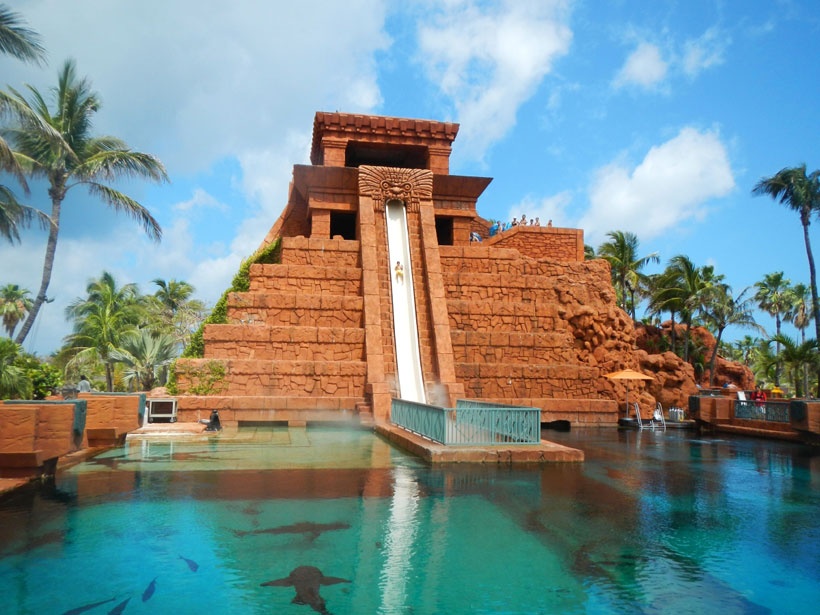 Công viên nước Aquaventure với máng trượt độc đáo qua một hồ nước đầy cá mập là một trong những điểm nhấn hút khách đến với khu nghỉ dưỡng này. Ảnh: Attraction-tickets-direct.