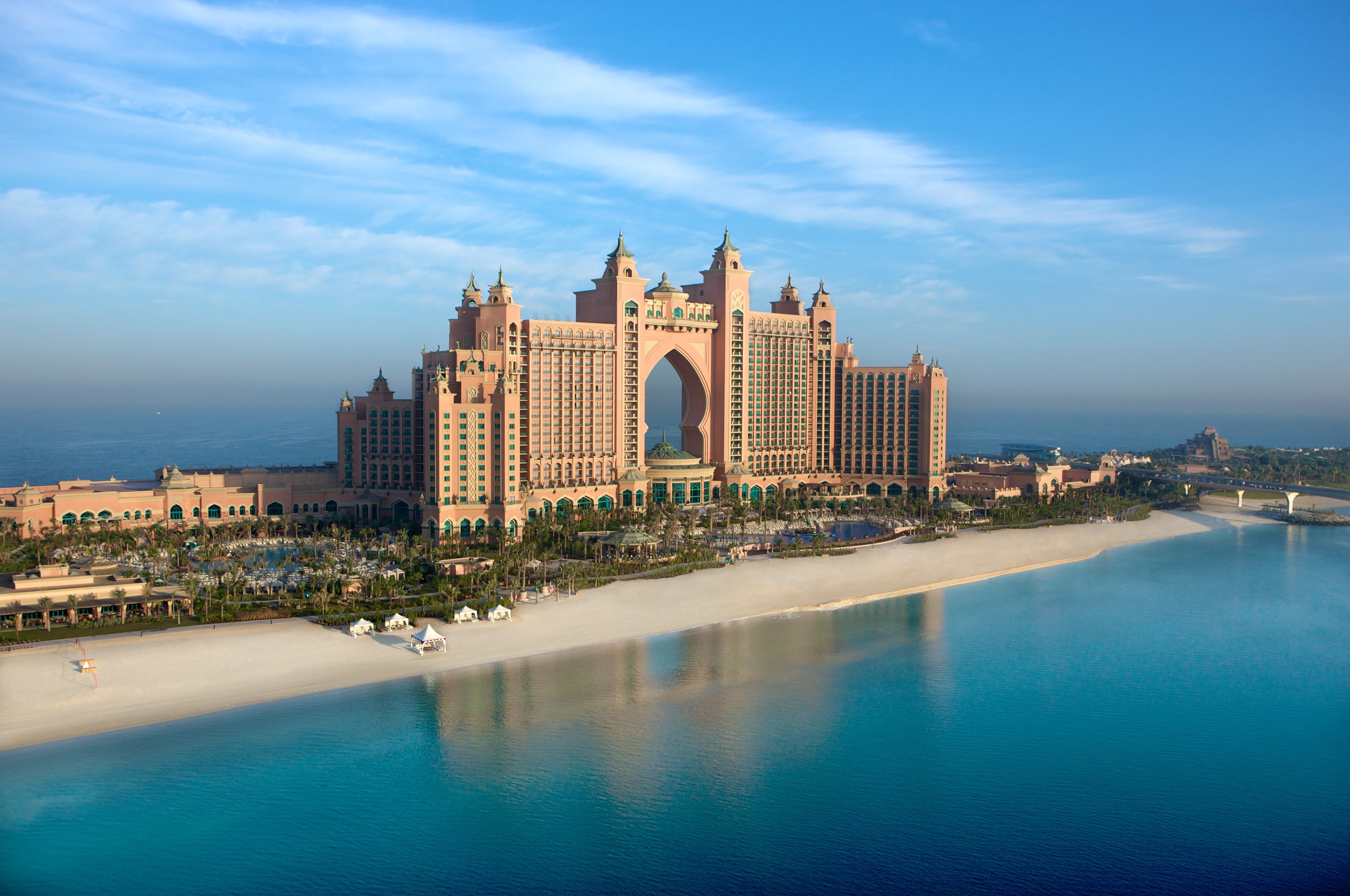 Khu nghỉ dưỡng Atlantis:  Nằm trên hòn đảo nhân tạo Palm Jumeirah, với hơn 1.500 phòng, trong đó có những phòng cao cấp thuộc hàng sang trọng nhất thế giới, 18 nhà hàng, 2 bể bơi khổng lồ, spa, phòng tập, công viên nước và bể thủy sinh có tới 65.000 động vật biển, Atlantis đáp ứng mọi nhu cầu của du khách đến với Dubai. Ảnh: Pepr.